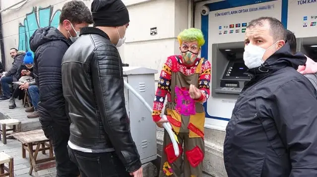 Kendisiyle selfie çekenlerin verdiği parayı beğenmeyen palyaçodan tehdit: Kalabalık olmasaydı bırakmazdım sizi Kendisiyle selfie çekenlerin verdiği parayı beğenmeyen palyaçodan tehdit: Kalabalık olmasaydı bırakmazdım sizi