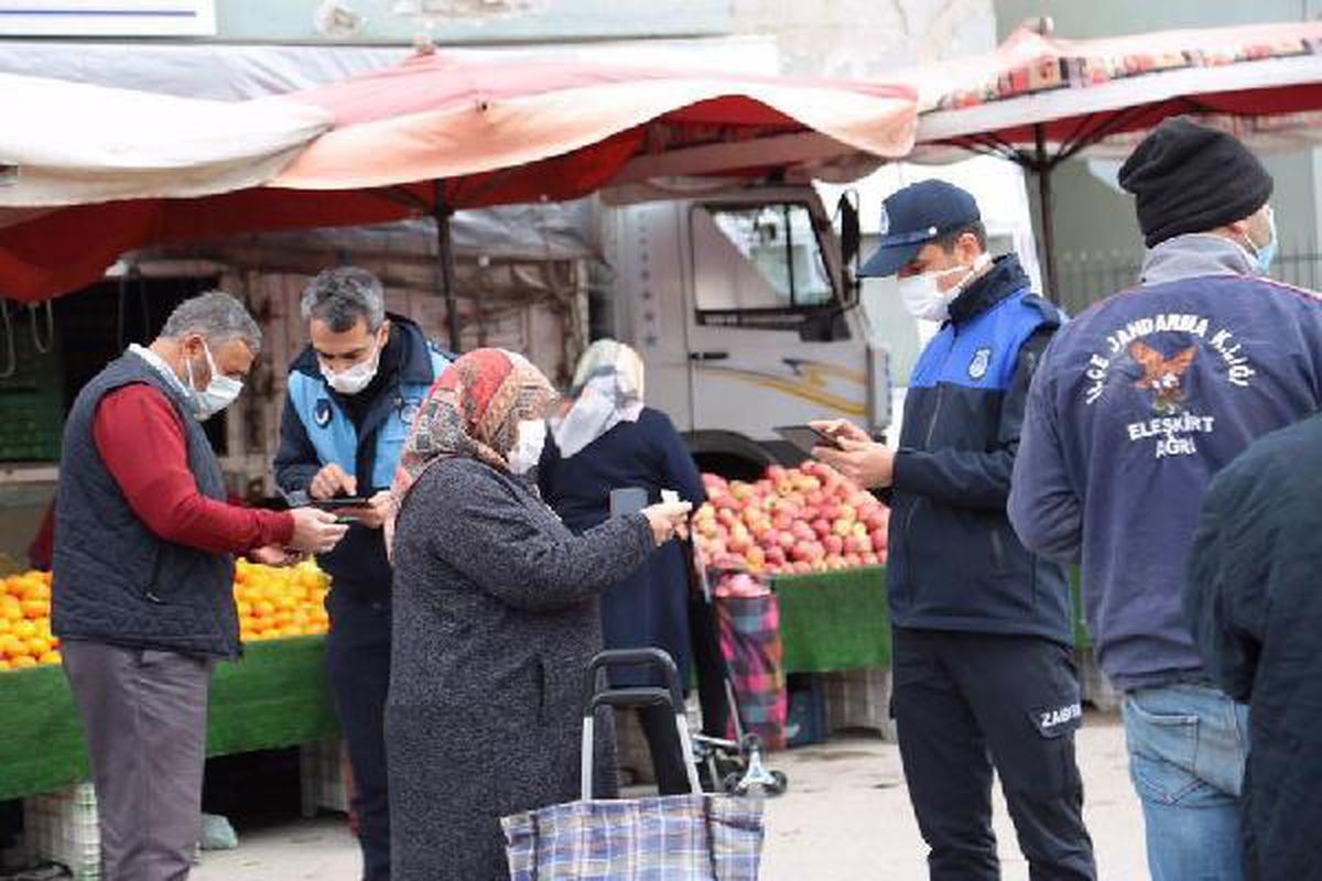 Kırmızı kategorideki Aksaray\'da pazara \'HES\' koduyla girilebiliyor