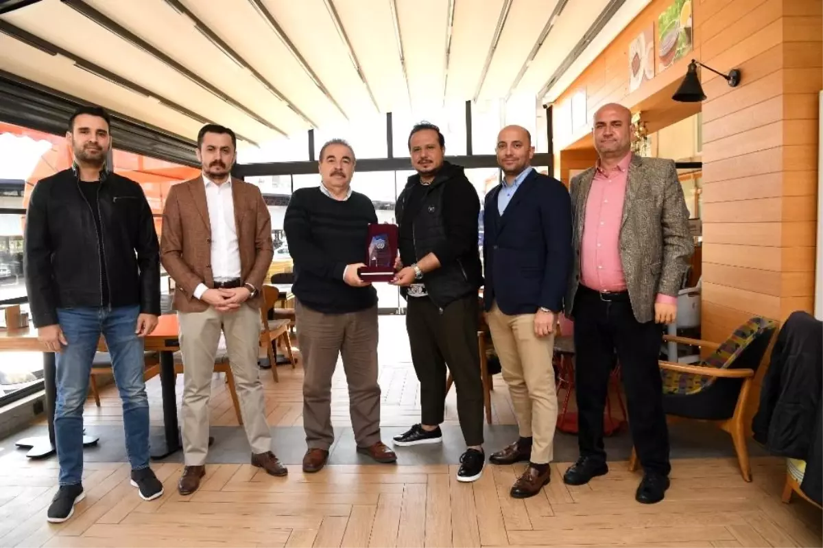 Konyaaltı Belediyespor\'dan önceki yönetime teşekkür plaketi