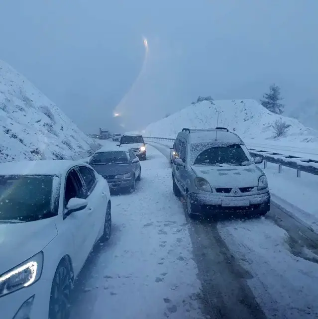 Korkuteli-Denizli yolunda kar engeli