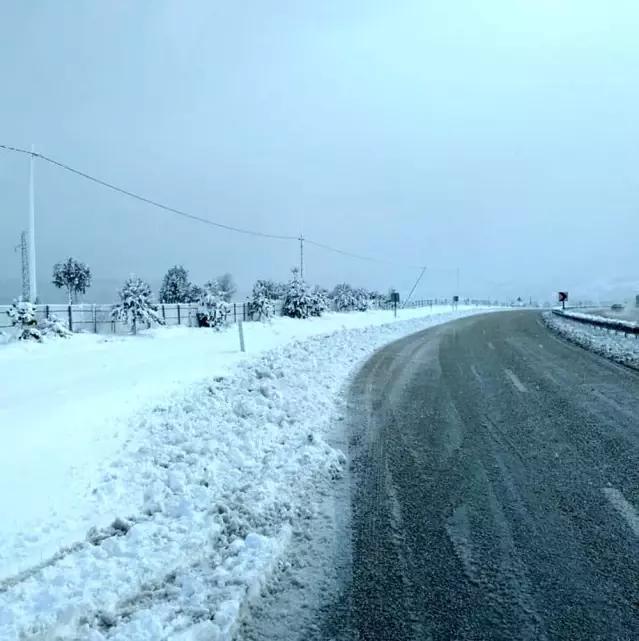 Korkuteli-Denizli yolunda kar engeli