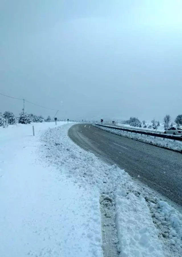 Korkuteli-Denizli yolunda kar engeli