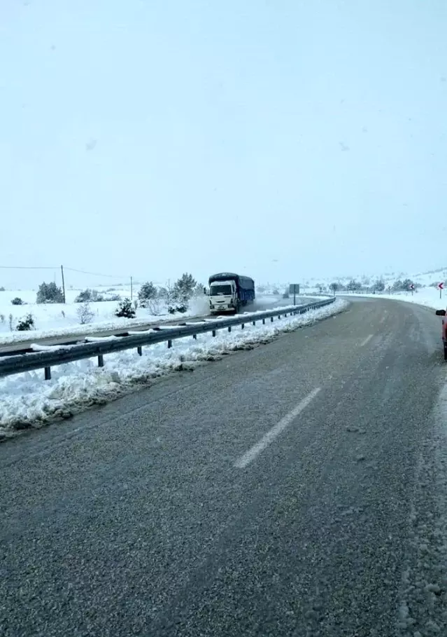 Korkuteli-Denizli yolunda kar engeli