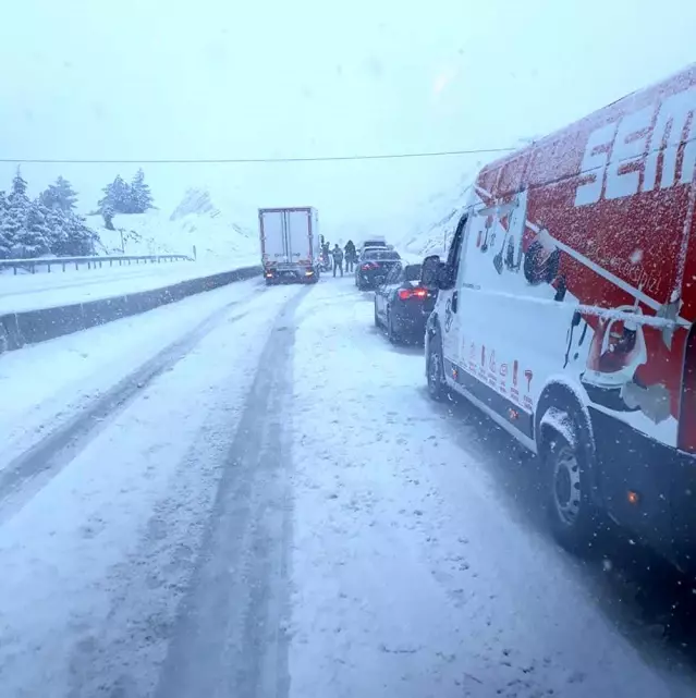 Korkuteli-Denizli yolunda kar engeli