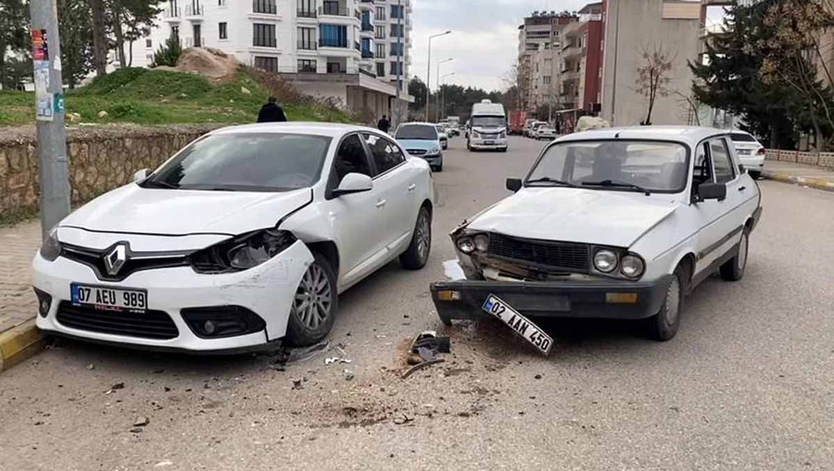 Otomobil park halindeki araca çarptı: 1 yaralı