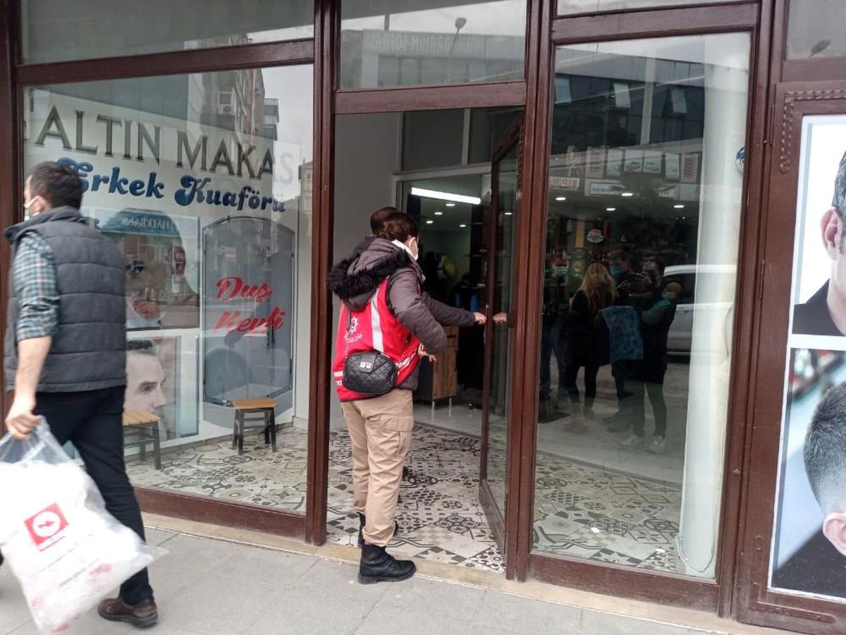 Polis ekipleri maske ve mesafe denetimi yaptı