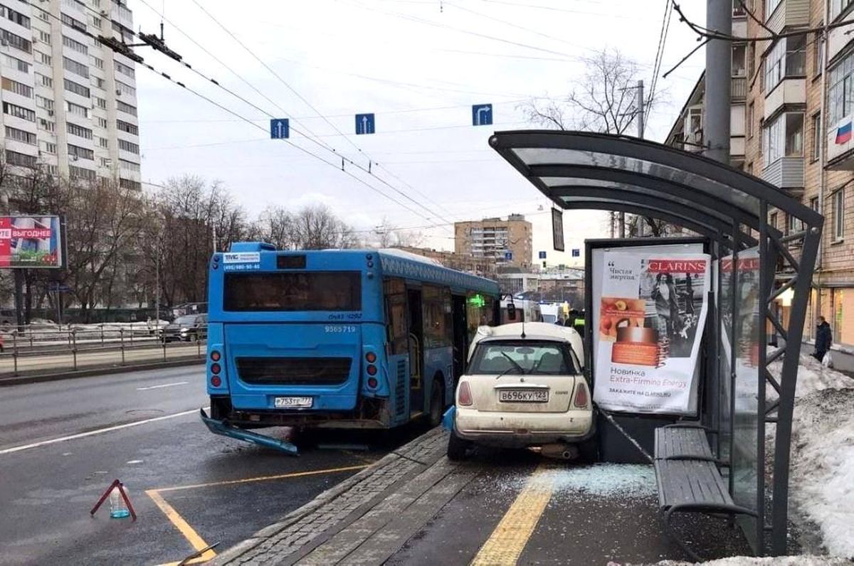 Rusya\'da aşırı süratli araç otobüs durağına daldı: 3 yaralı