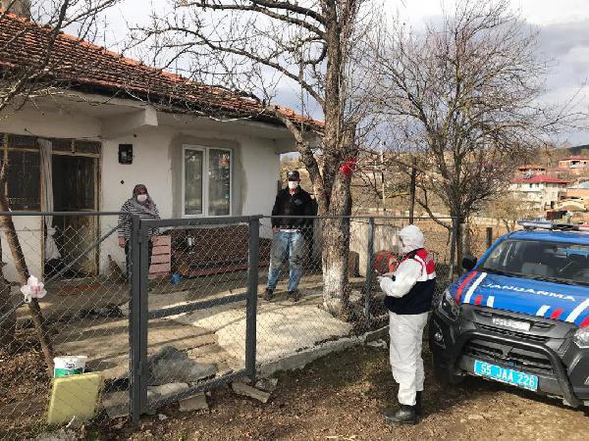 Taziyede birlikte yemek yiyen 21 kişi, Covid-19\'a yakalandı, 80 kişi karantinada