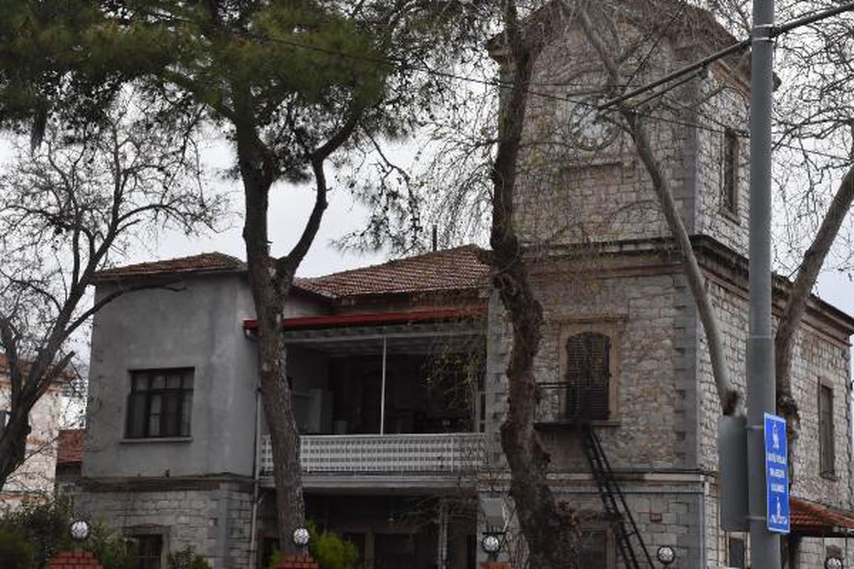 TCDD\'nin lojman olarak kullandığı tarihi binadaki PVC doğrama kaldırıldı
