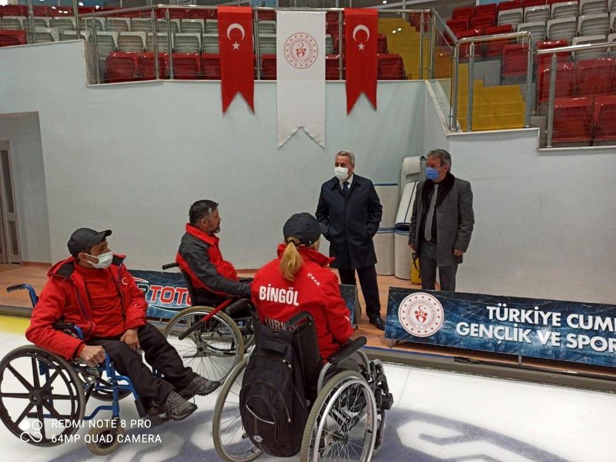Tekerlekli Curlingte ikili kamp