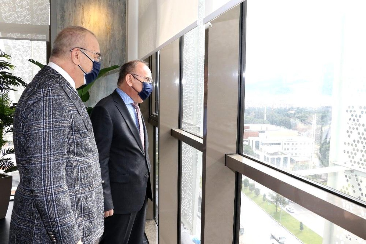 Vali Karadeniz yeni büyükşehir binasını inceledi