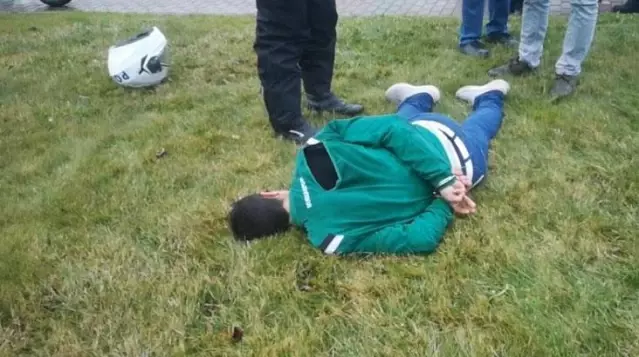 Yarım saatte üç kişiyi bıçaklayan saldırganı vatandaşlar yakaladı Yarım saatte üç kişiyi bıçaklayan saldırganı vatandaşlar yakaladı