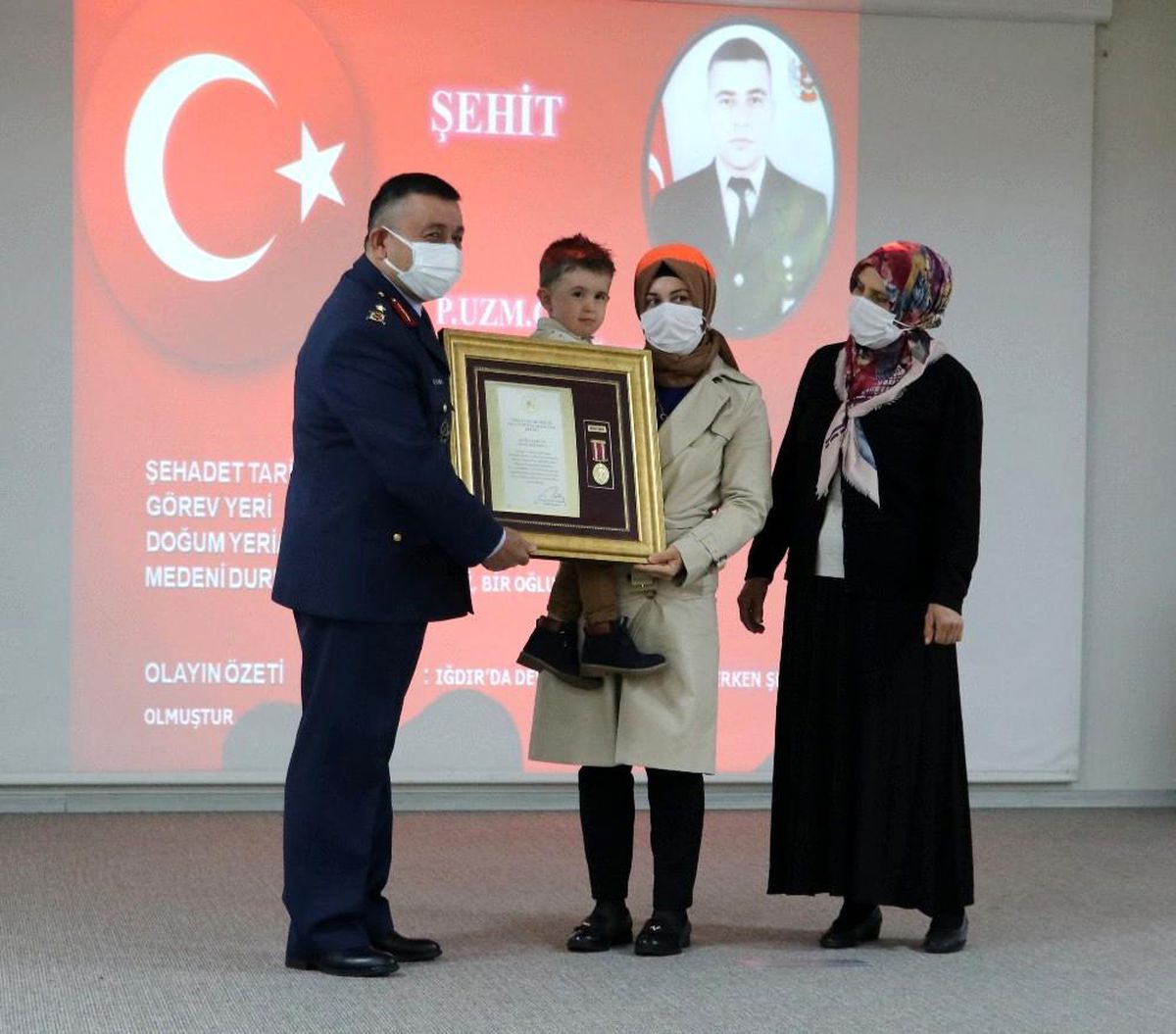 3 yaşındaki Remzi, şehit babasının \'Devlet Övünç Madalyası ve Beratı\'nı aldı