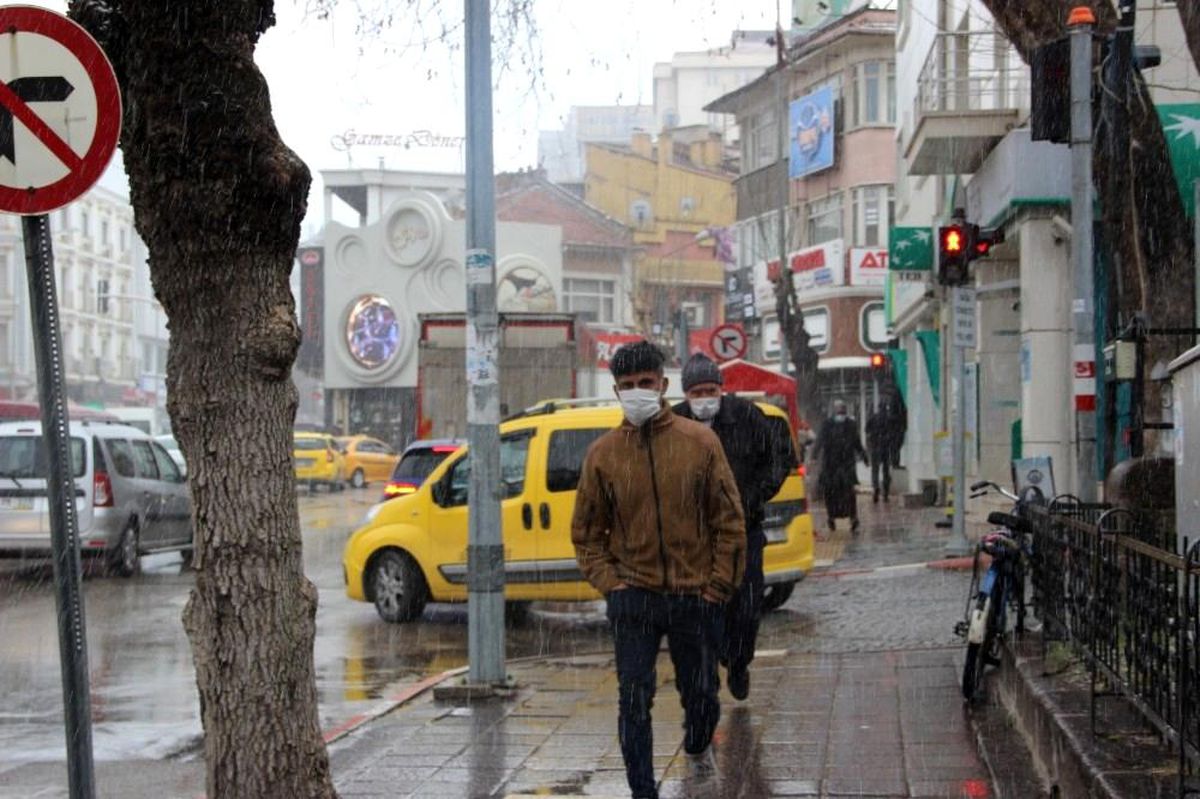 Afyonkarahisar\'da yoğun kar yağışının ardından güneş açtı