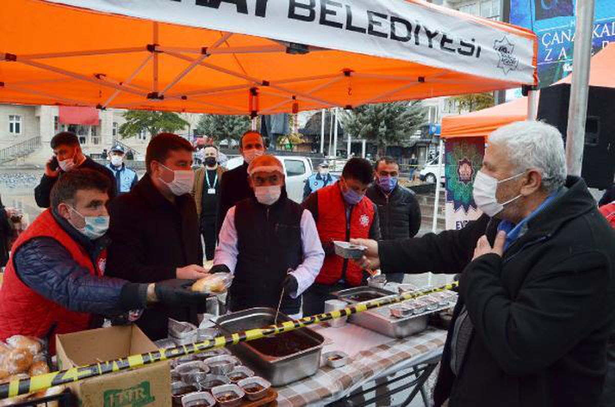 Aksaray\'da belediyeden halka üzüm hoşafı ve ekmek ikramı