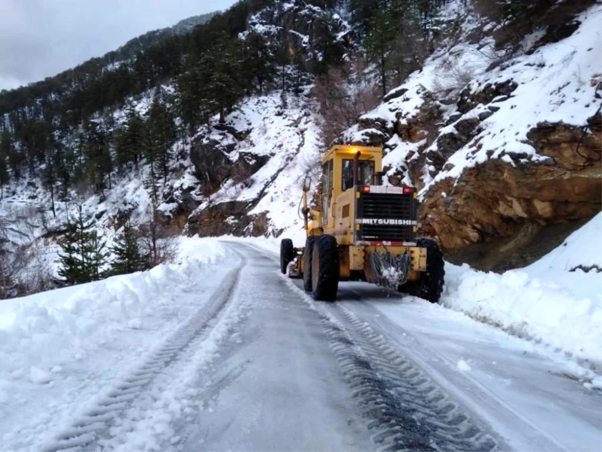 Alanya\'da karla kapanan yollar açılıyor