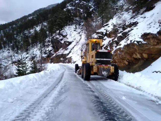 Alanya'da karla kapanan yollar açılıyor