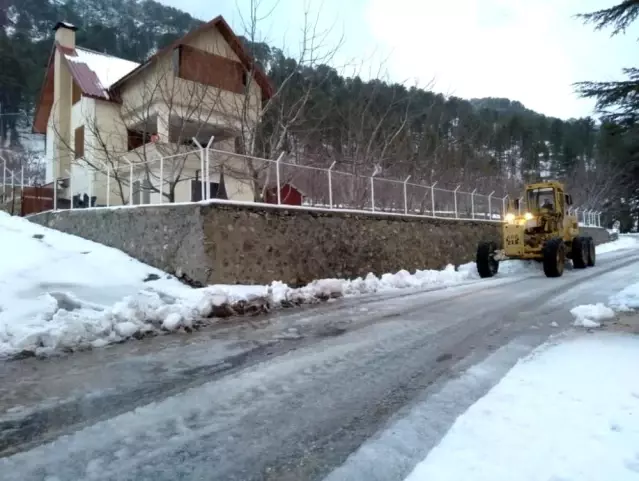 Alanya'da karla kapanan yollar açılıyor