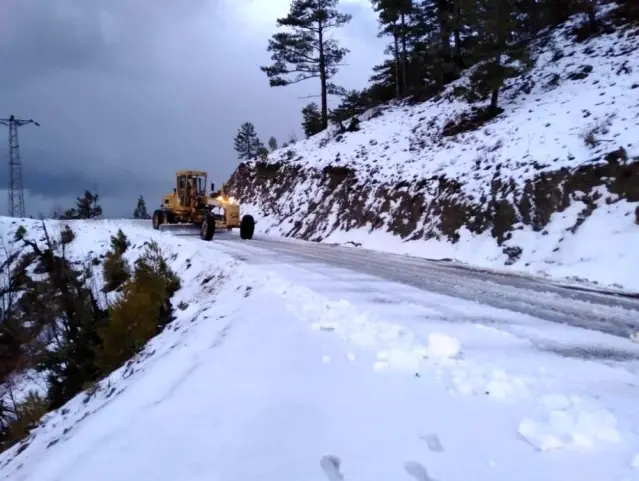 Alanya'da karla kapanan yollar açılıyor