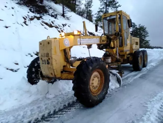 Alanya'da karla kapanan yollar açılıyor