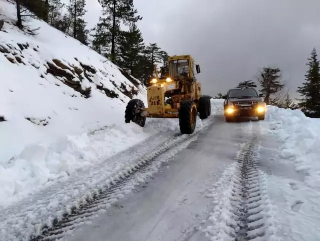 Alanya'da karla kapanan yollar açılıyor