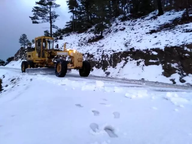 Alanya'da karla kapanan yollar açılıyor