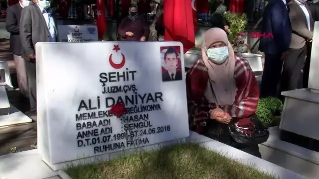 ANTALYA Gazi babasının kucağında, şehitleri ziyarete geldi