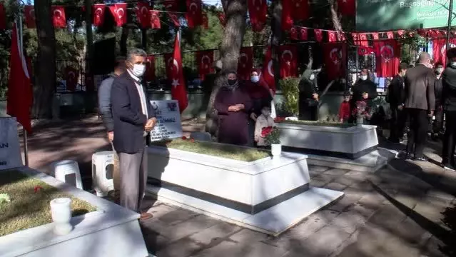 ANTALYA Gazi babasının kucağında, şehitleri ziyarete geldi