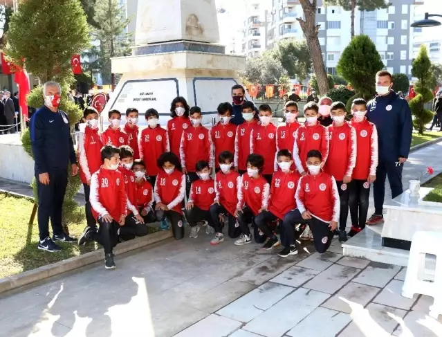 Antalyaspor U12 takımı 18 Mart sebebiyle Şehitliği ziyaret etti