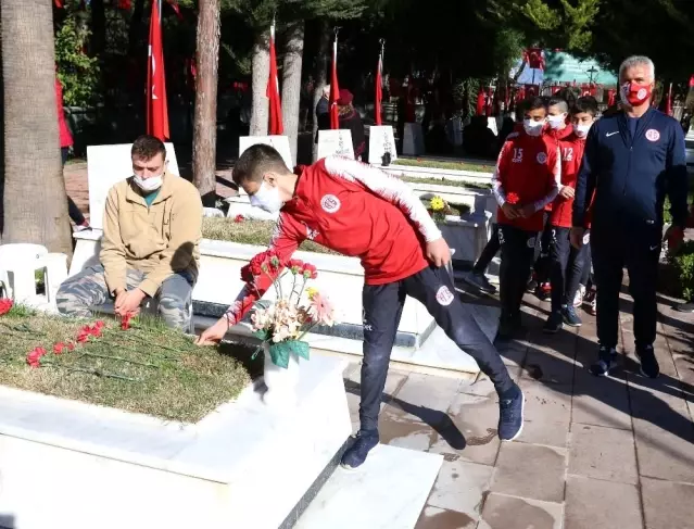 Antalyaspor U12 takımı 18 Mart sebebiyle Şehitliği ziyaret etti