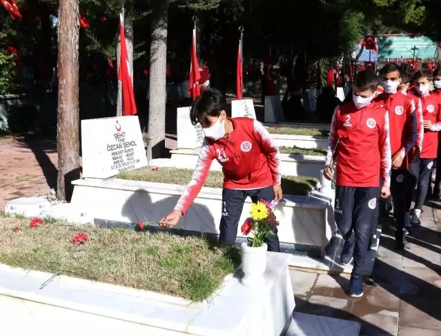 Antalyaspor U12 takımı 18 Mart sebebiyle Şehitliği ziyaret etti