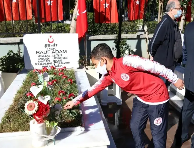 Antalyaspor U12 takımı 18 Mart sebebiyle Şehitliği ziyaret etti