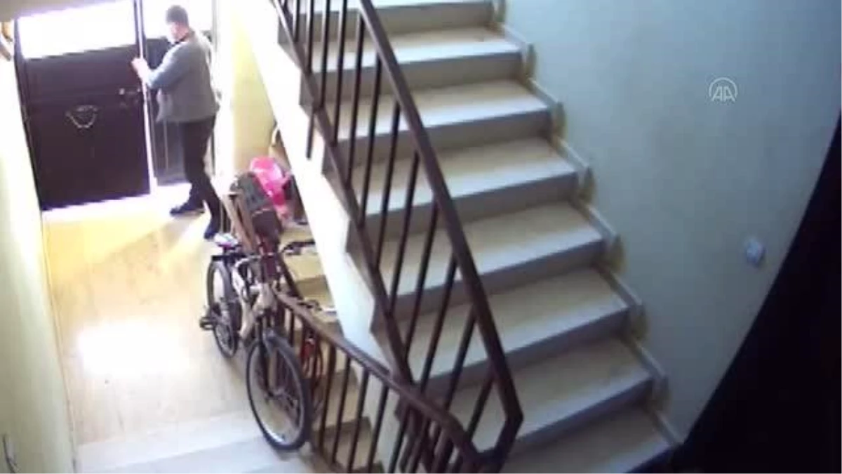 Apartmandan bebek arabası hırsızlığı kameralara yansıdı