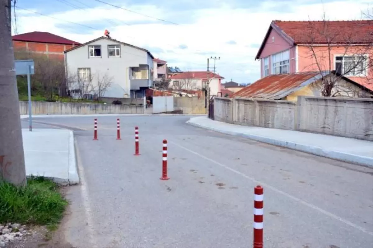 Arsasından usulsüz yol geçen vatandaş, dubalarla nöbet tutmaya başladı