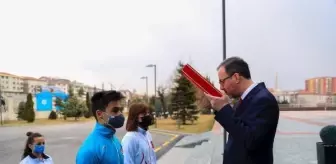 Bakan Kasapoğlu'na Gelibolu'dan getirilen toprak, deniz suyu ve Türk bayrağı takdim edildi