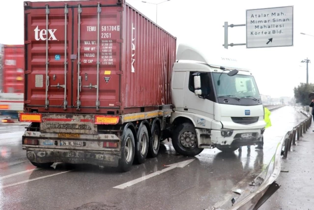 Bariyerlere çarpan tırın sürücüsü burnu bile kanamadan kurtuldu