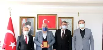 Başkan Akkaya'dan yurt dışındaki hayırseverlere plaket