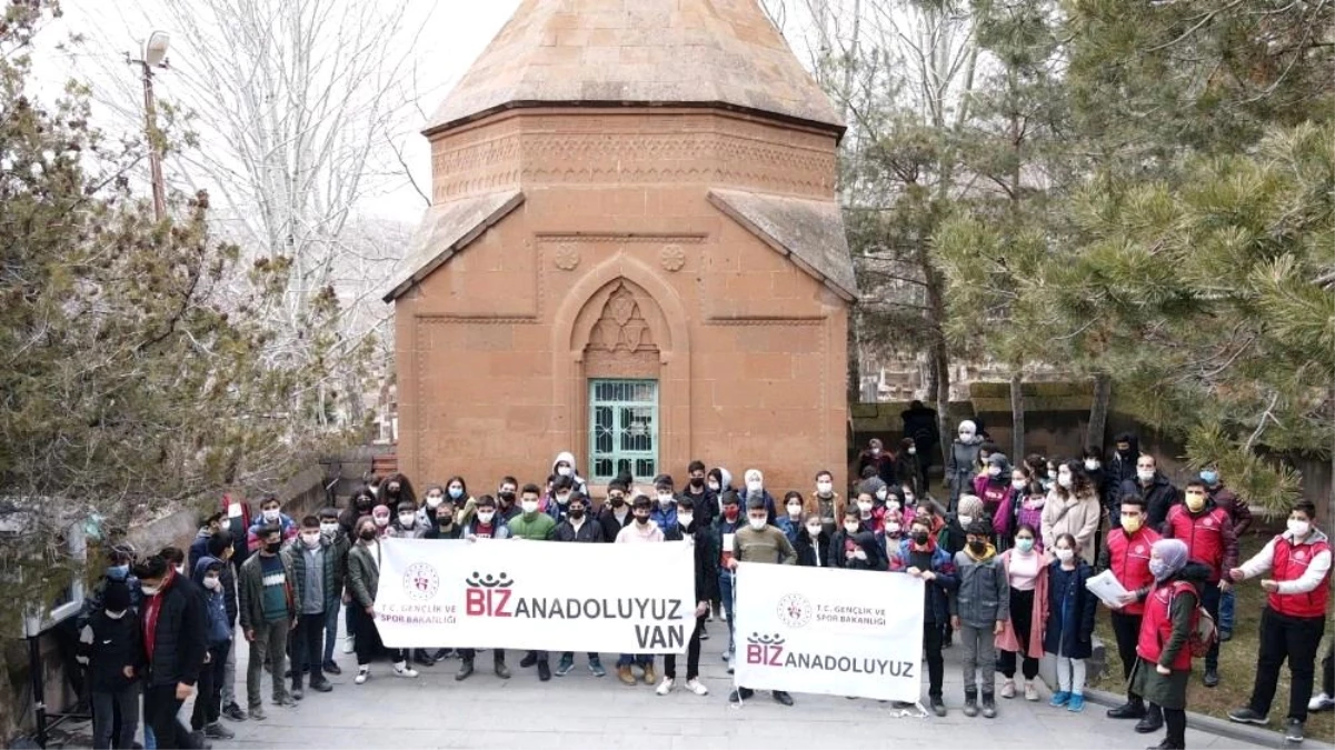 "Biz Anadolu\'yuz Projesi" kapsamında 100 öğrenci Ahlat\'ı gezdi