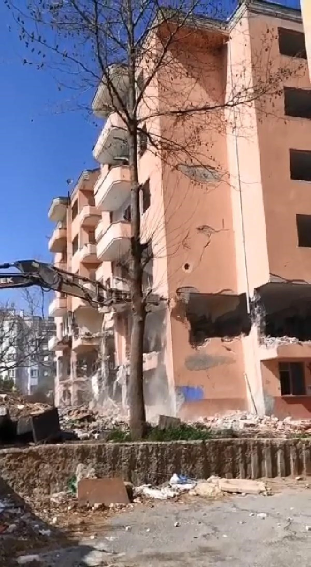 Son dakika haber | Bursa\'da 6\'şar katlı 2 binanın kontrollü yıkımı kamerada