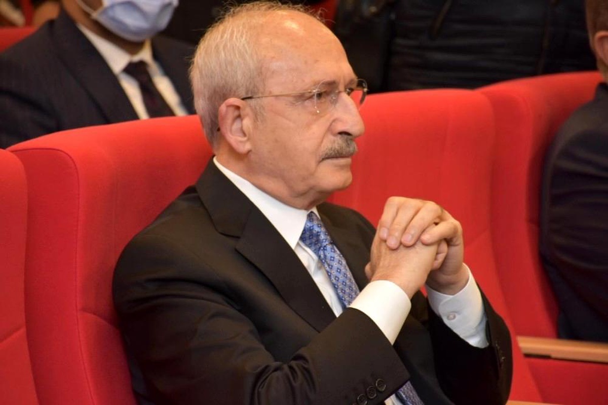 Siyasi partilerin kapatılması, siyasi partilerin sonlandırılması gibi bir süreci bırakmak zorundayız"