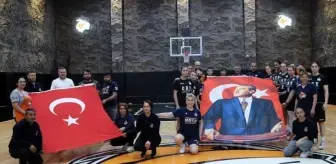 Son dakika haberleri... Çukurova Basketbol'dan şehitlere bayraklı anma
