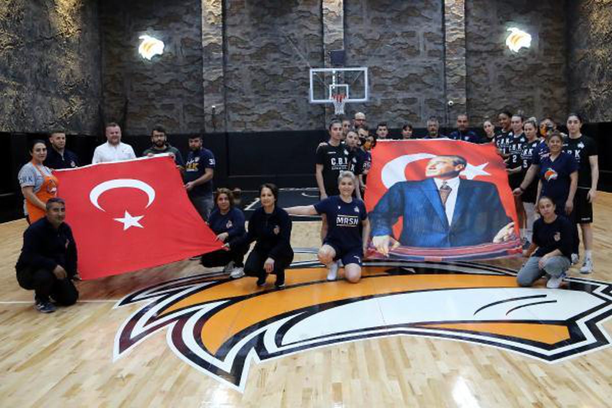 Son dakika haberleri... Çukurova Basketbol\'dan şehitlere bayraklı anma