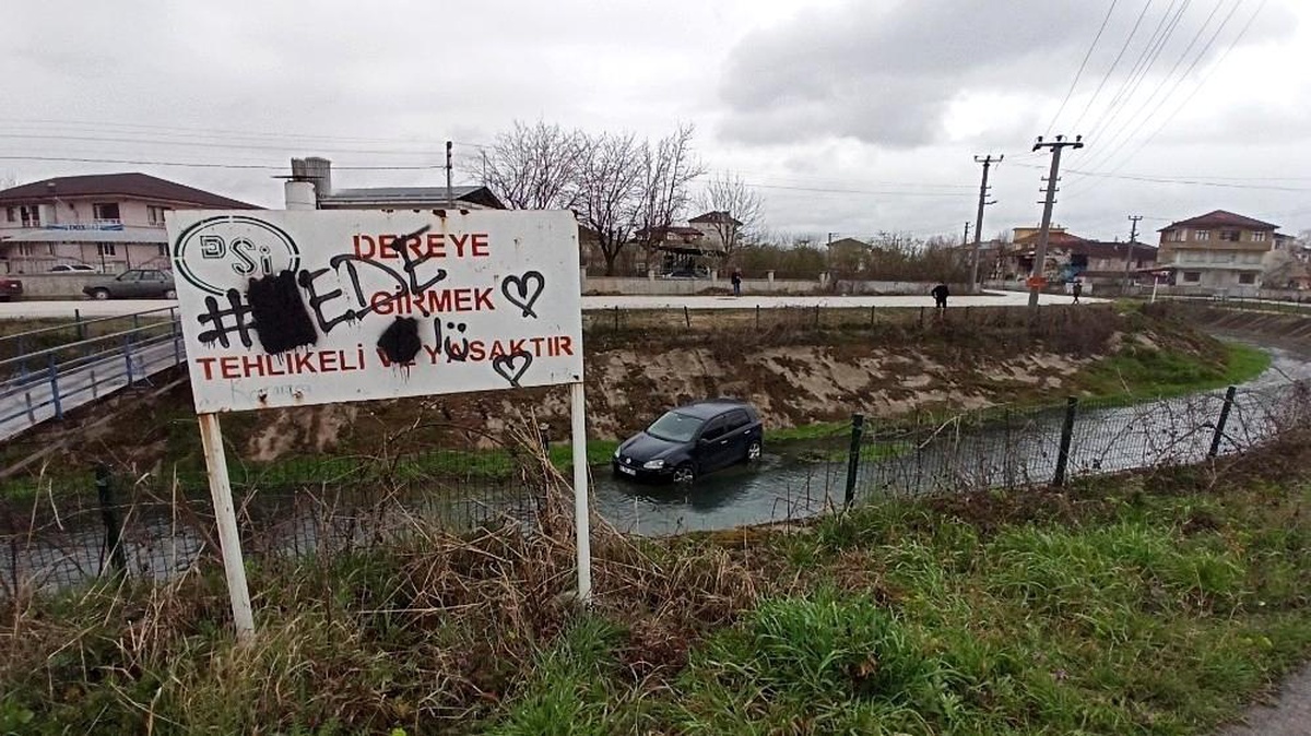 Dereye uçan otomobilden burnu kanamadan çıktı