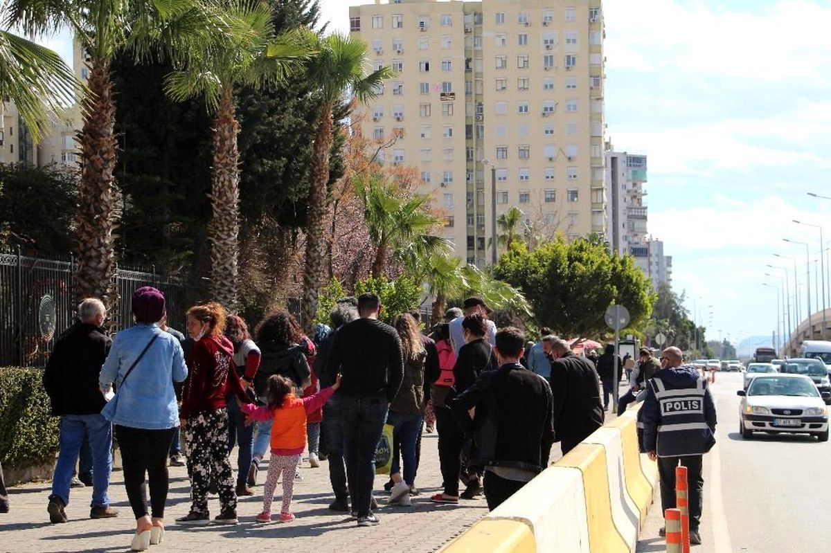 Son dakika haberleri: Dev uyuşturucu operasyonu sonrası adliye önünde pandemi ihlaline polis müdahalesi