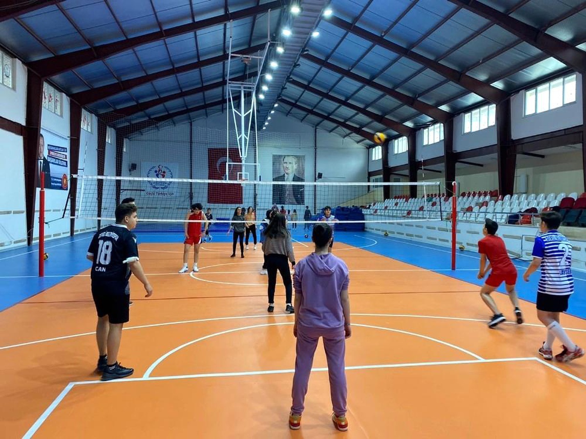 Develi\'de voleybol kurslarına ilgi büyük