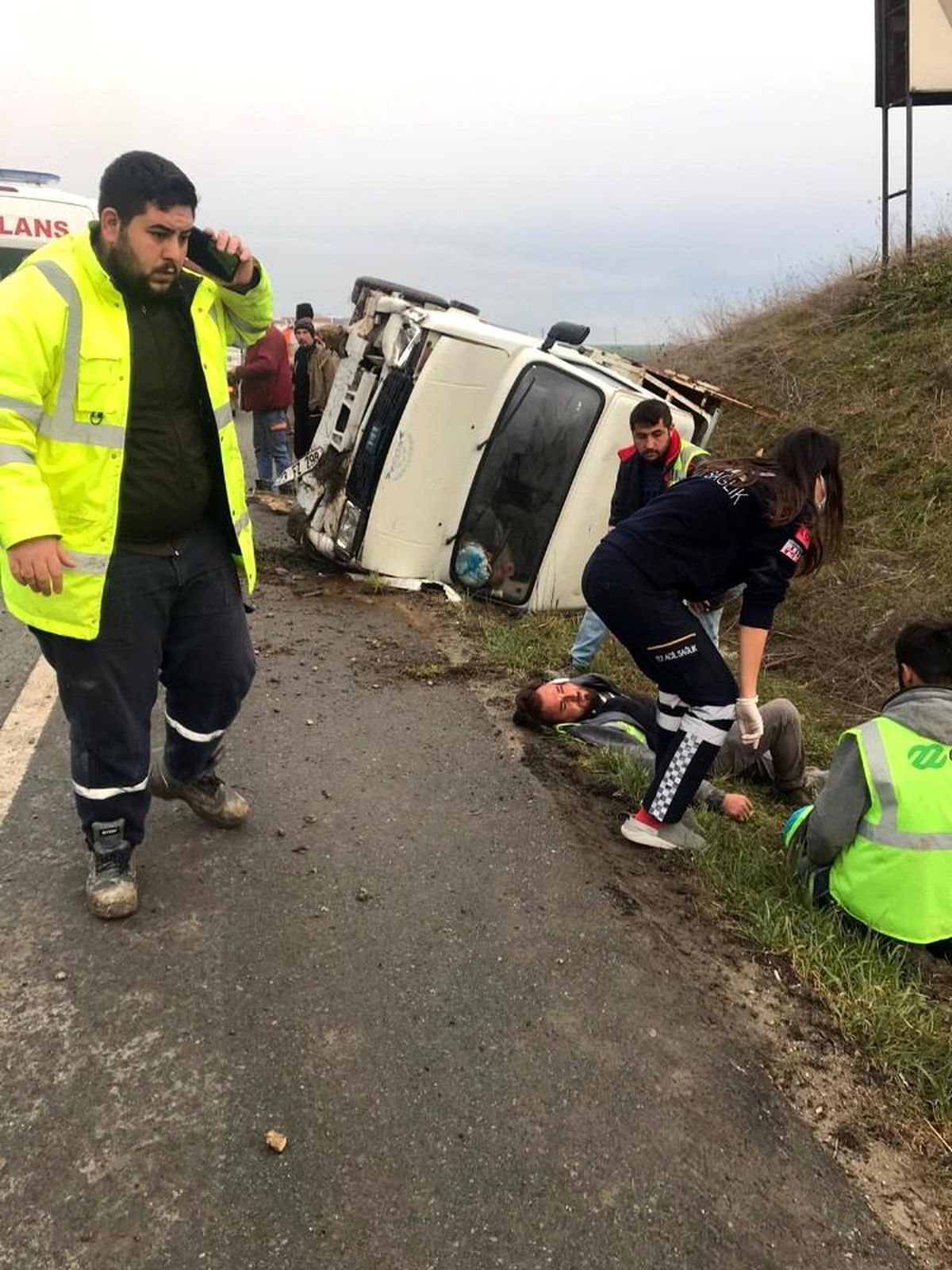 Direksiyon hakimiyetini kaybetti, 2 kişi yaralandı
