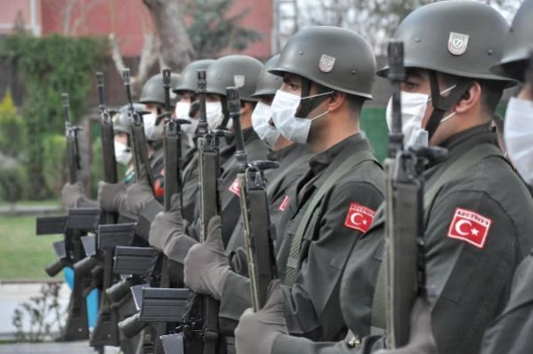 Diyarbakır'da askerlerden 'Şehitler ölmez vatan bölünmez' yürüyüşü