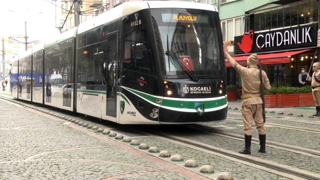  Dur yolcu diyen askerler tramvayın önünü kesti