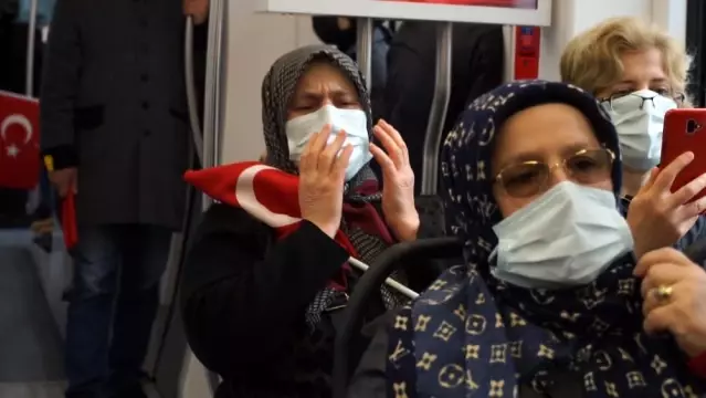 Dur yolcu diyen askerler tramvayın önünü kesti Dur yolcu diyen askerler tramvayın önünü kesti