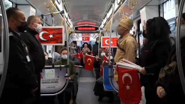  Dur yolcu diyen askerler tramvayın önünü kesti